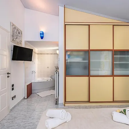 Feriehus Stunning In Corinthias Lechaio