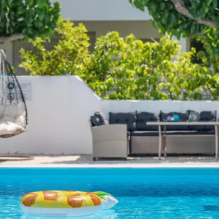 Stunning In Corinthias Lechaio